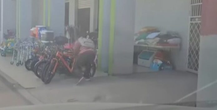 hombre hurtando bicicleta Olancho