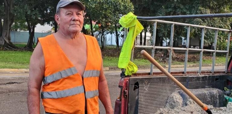 Sampedrano de la tercera edad rellena baches con sus propios ingresos