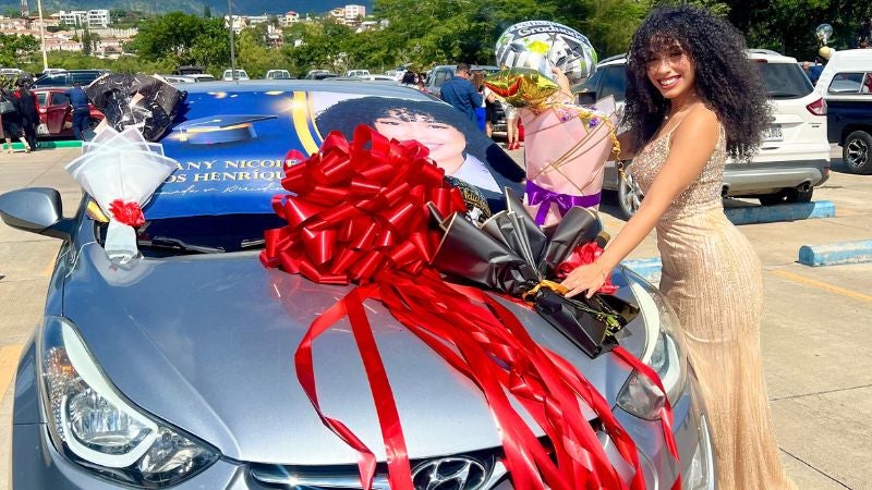 Estudiante de la UNAH se autorregala un carro como símbolo de su logro académico