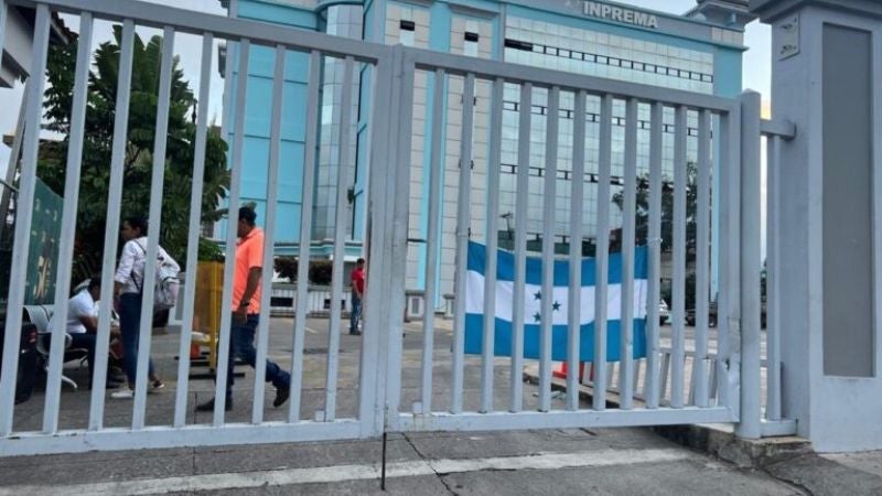 Docentes protestan por segundo día