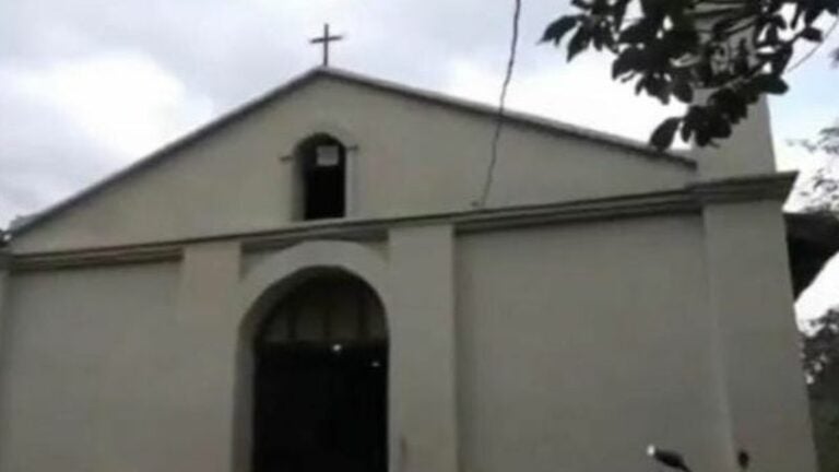 Lluvias constantes causan el colapso de la torre de un templo en Lempira