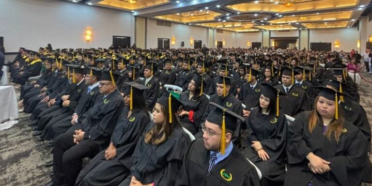 245 nuevos profesionales se gradúan en la XXXII Promoción de la UTH en Tegucigalpa