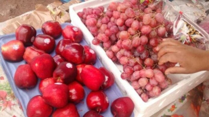 Suben precios de uvas y manzanas en mercado capitalino