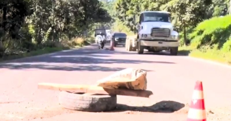 Vecinos de colonia Jucutuma, SPS, trabajan en bacheo de la calle