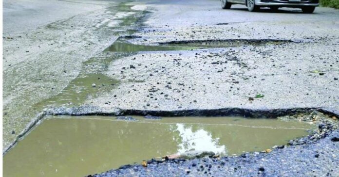 Vecinos de colonia Jucutuma, SPS, trabajan en bacheo de la calle