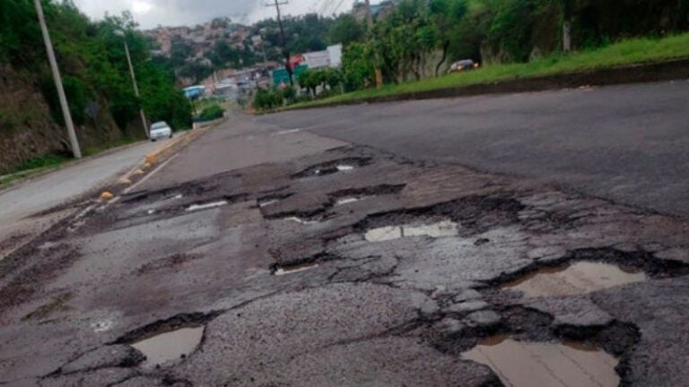 Taxistas y transeúntes hacen un llamado de auxilio ante vías intransitables