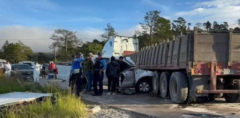 Colisión entre pick-up y rastra deja dos muertos y varios heridos en carretera al sur