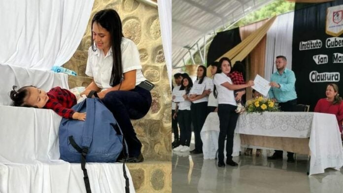 madre graduación cargando hija