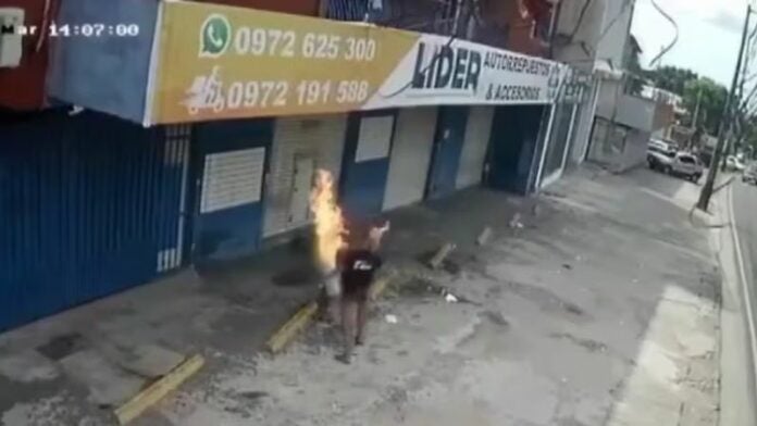 Mujer prende fuego a su pareja