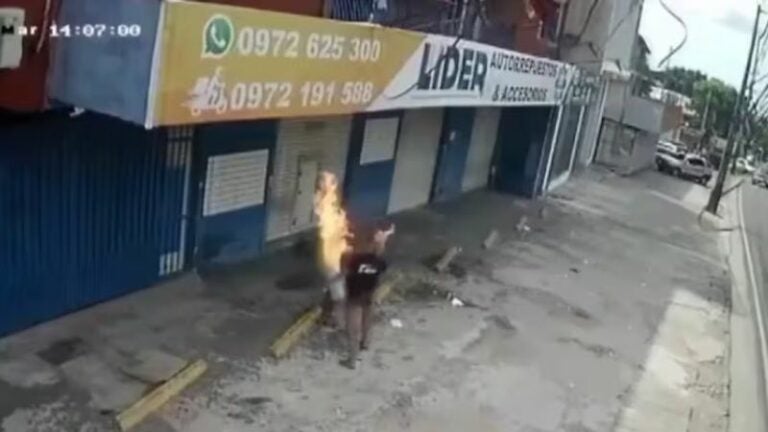 Mujer prende fuego a su pareja