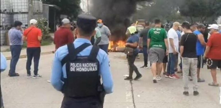 Pobladores de Chamelecón protestan en el bulevar del sur por aguas negras