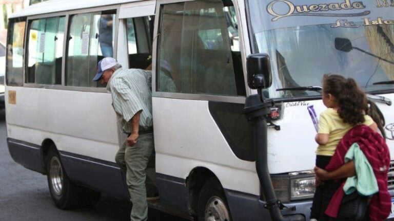 Estas son las sanciones a transportistas que no respeten los descuentos a la tercera edad