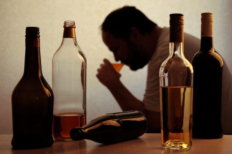 Hombre adicción al alcohol TGU