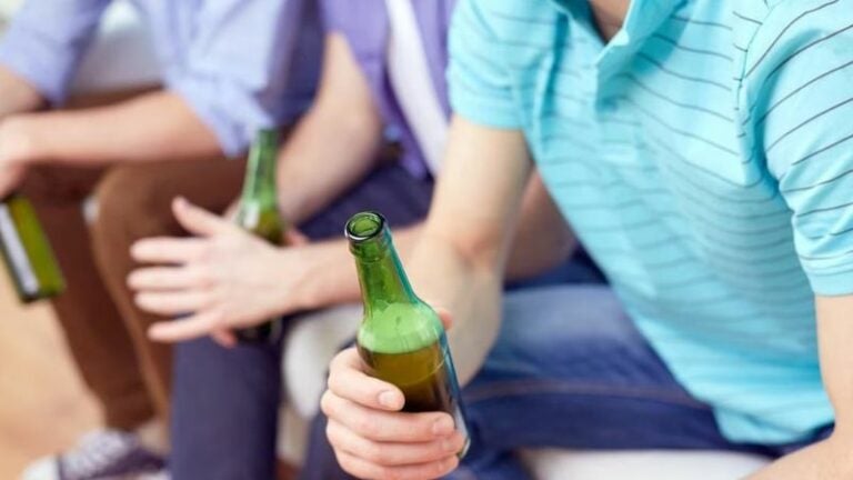 ¿Por qué los jóvenes socialmente torpes son más propensos a beber en exceso?