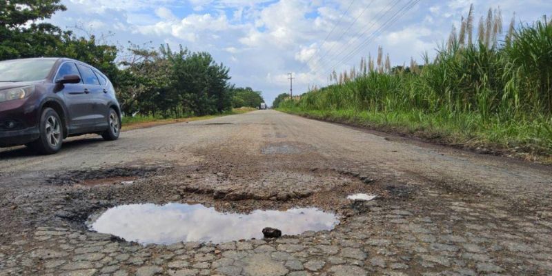 Así lucen las calles que conducen a las zonas turísticas de Atlántida y Colón