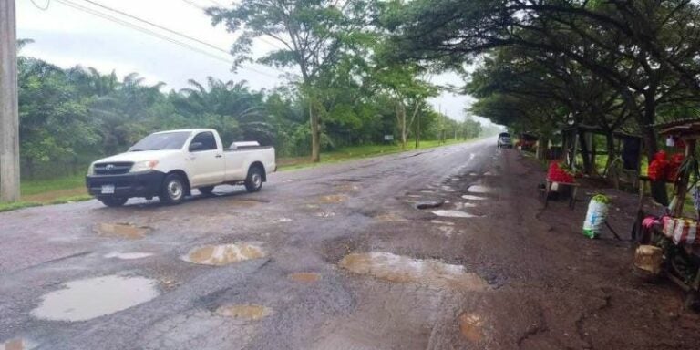 Así lucen las calles que conducen a las zonas turísticas de Atlántida y Colón