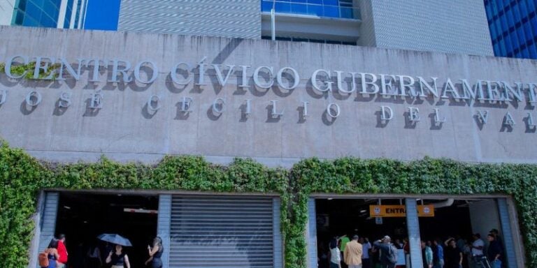 Suspenden incremento en tarifas del estacionamiento del Centro Cívico Gubernamental