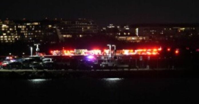 Choque entre avión y helicóptero causa tragedia cerca de Aeropuerto Reagan