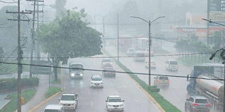 Masa de aire frío débil sigue afectando, con lluvias y chubascos en varias regiones