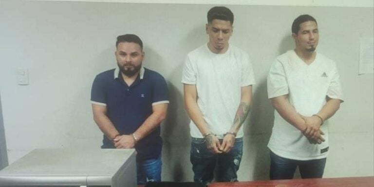 Tres delincuentes condenados enfrentan nuevos cargos por robo y violación