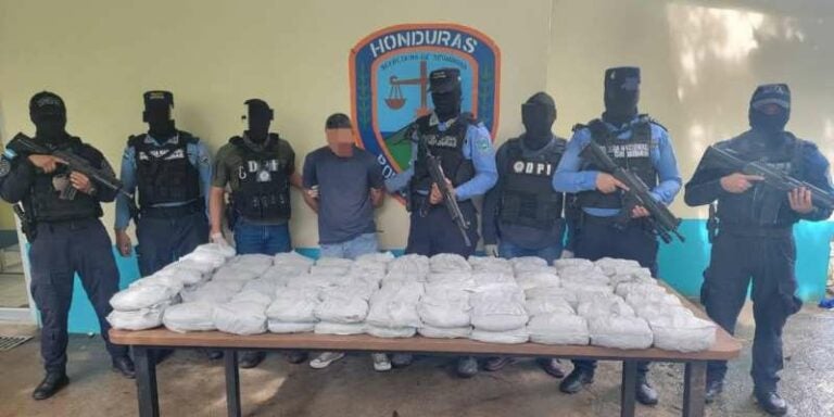 Sujetos transportaban cargamento de marihuana escondido en pick-up