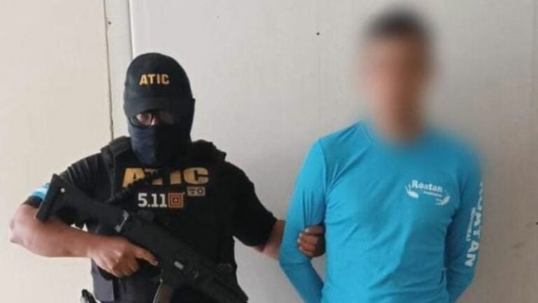 Torturaba a ciudadano bajo su custodia: capturan a expolicia en TGU