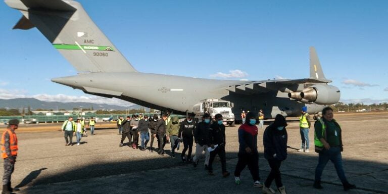 Trump inicia deportaciones a Guatemala en aviones militares