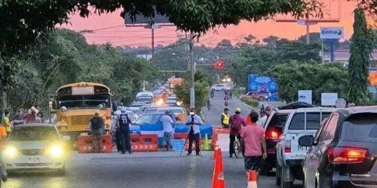 Protestan en La Ceiba por retrasos en la reconstrucción del puente Saopín