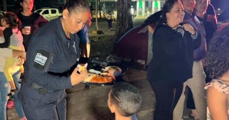 Migrantes reciben sorpresa, policías mexicanos llevan rosca de Reyes