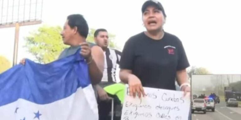 Pobladores de Chamelecón protestan por aguas negras: «No podemos ni salir»