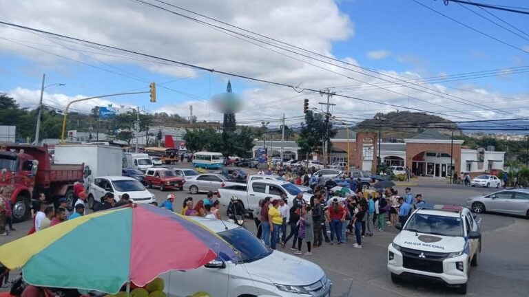 Locatarios de Perisur protestan terminal de buses