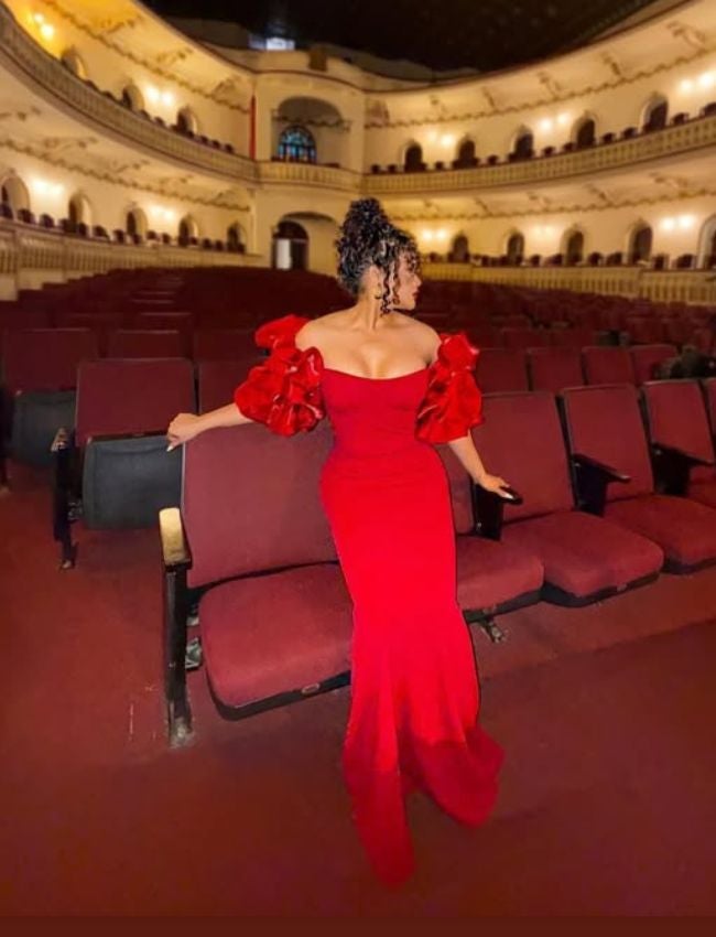 Cesia Sáenz cautiva al público en el Teatro Manuel Bonilla