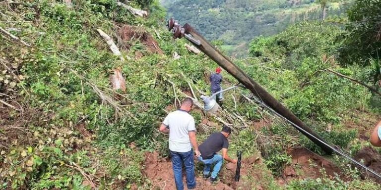 Falla geológica destruye viviendas y provoca caída de postes en Santa Bárbara