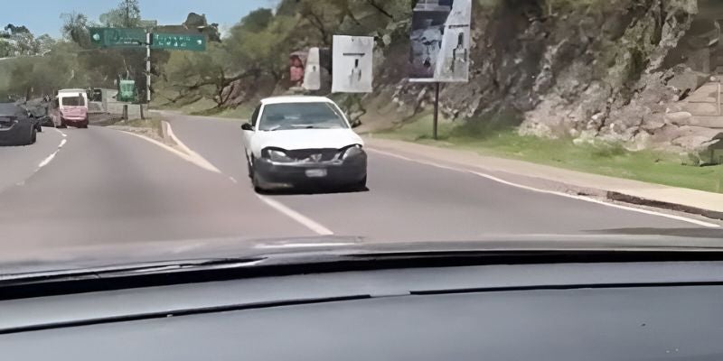 Al estilo Rápido y Furioso! Captan a taxista conduciendo en reversa en el anillo periférico de TGU