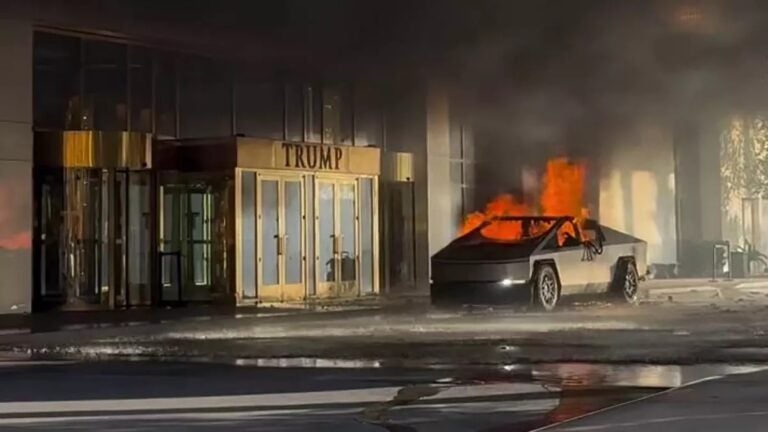 Un muerto tras explosión de Tesla Cybertruck frente al hotel de Trump en Las Vegas