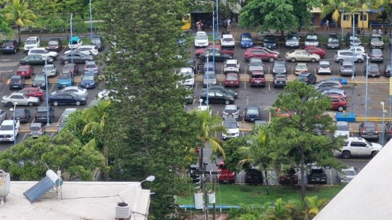 ¿Habrá cobro por estacionamiento? La UNAH consulta a estudiantes