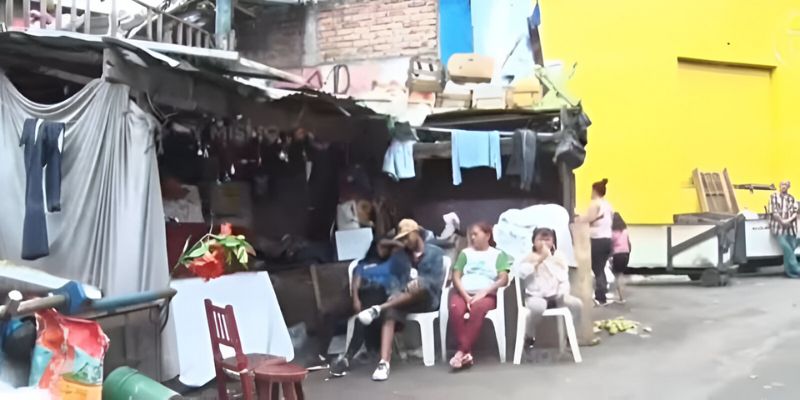 Desamparo y pobreza lleva a una familia a realizar un velatorio en una calle de la capital