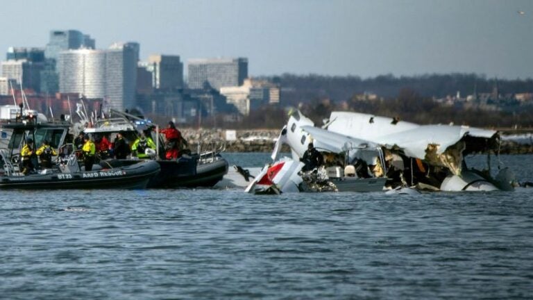 Continúa la búsqueda de 14 desaparecidos tras accidente aéreo en Washington