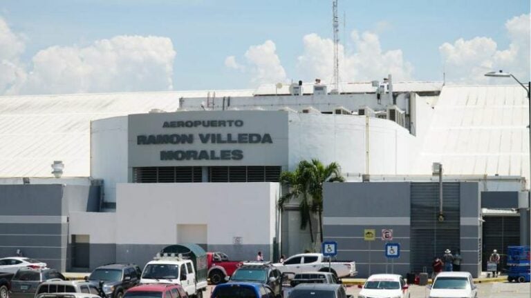 Reportan congestionamiento sin precedentes en el aeropuerto Villeda Morales