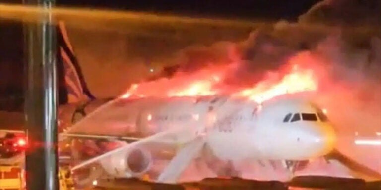 Un avión con 169 personas a bordo se incendia en un aeropuerto de Corea del Sur