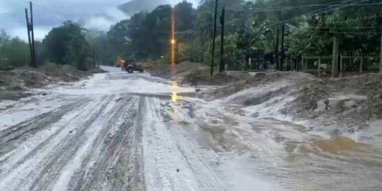 ¡Conductores en riesgo! Sedimento arrastrado por quebrada afecta tránsito en Omoa