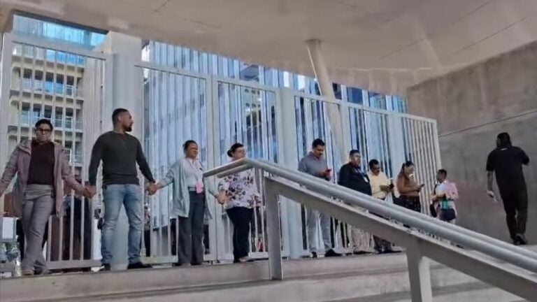 Tercer día de toma en el CCG: empleados exigen revertir aumento en estacionamiento