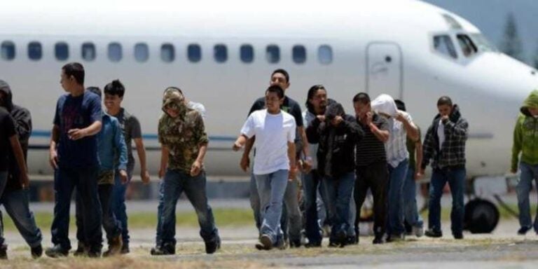 Resignados y en vuelo comercial regresaron los hondureños deportados hoy de USA