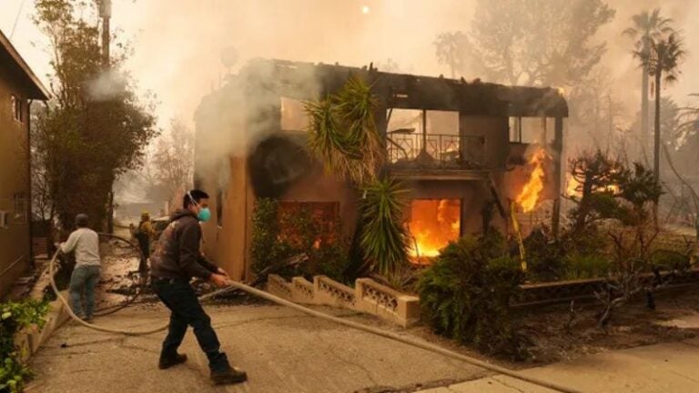 Veinte personas arrestadas por saqueos en casas evacuadas en Los Ángeles