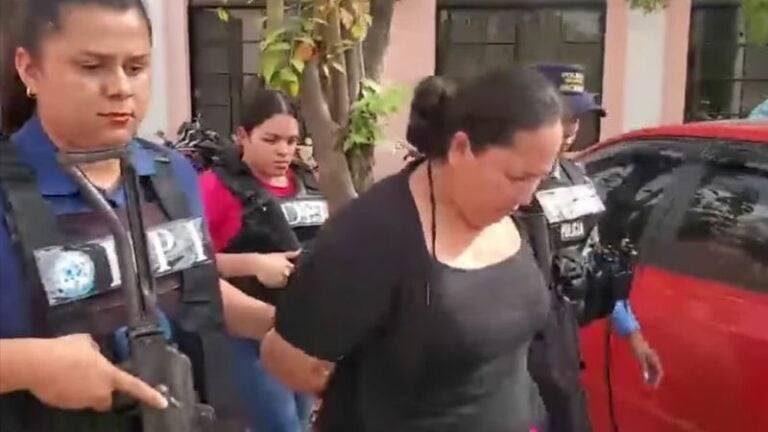 ¿Cuántos años de cárcel enfrentaría hondureña que intentó quemar a su hija en Choluteca?