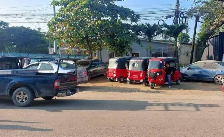 «Ya no aguantamos más»: protestan por mototaxis sin placas en Villanueva, Cortés