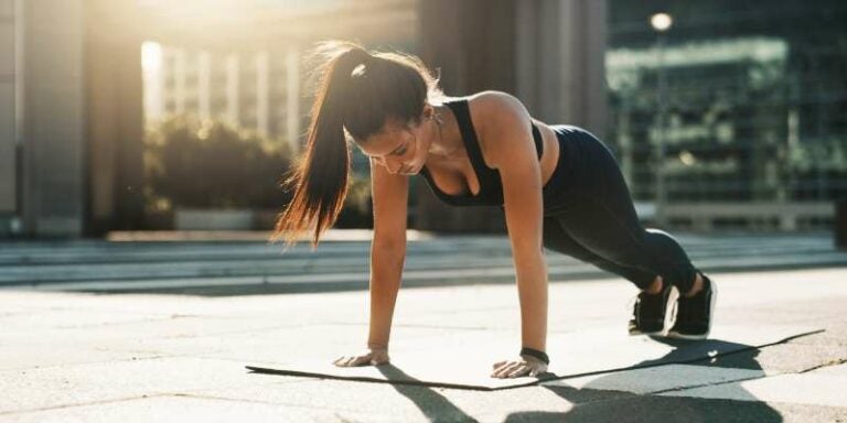 Cuida tu piel después del gimnasio: el error que podría estar acelerando el envejecimiento