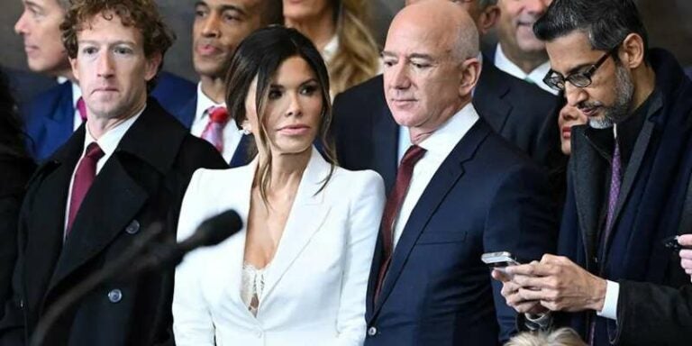 La novia de Jeff Bezos causa controversia en la ceremonia de Trump