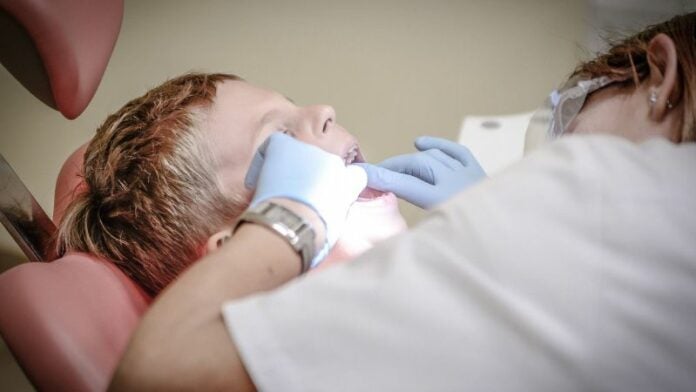 Niño muere mientras extraían dientes