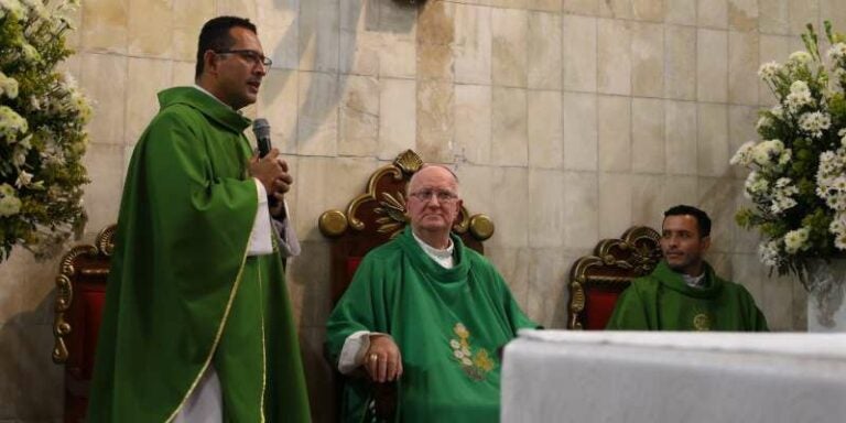 Parroquia La Santa Cruz recibe con entusiasmo a su nuevo equipo sacerdotal